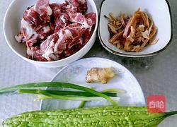 脊骨鱿鱼苦瓜汤的做法图解1