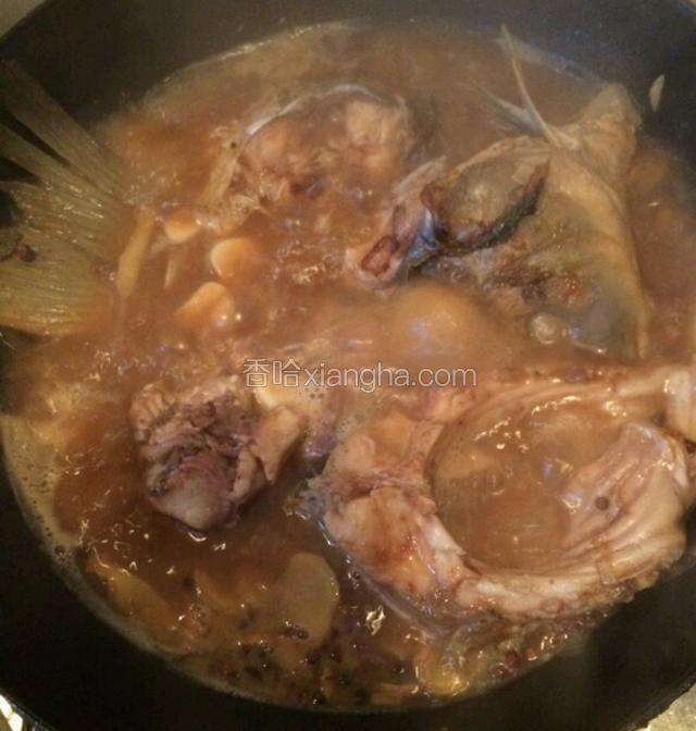 放入鱼块，炖鱼料，大火烧开转小火慢炖10分钟鱼肉变色即可