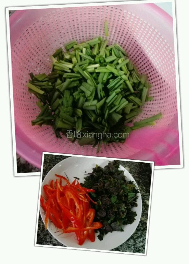 韭菜洗干净切段，红椒去心斜切丝，紫苏只要叶子洗干净切碎