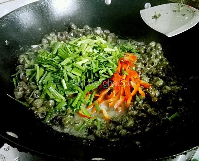 然后倒入韭菜，红椒不停的炒