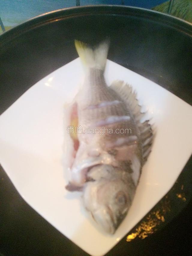 锅内放适量清水，大火烧开后将鱼放进锅内蒸5分钟（看鱼的大小而定），关火焖一分钟。