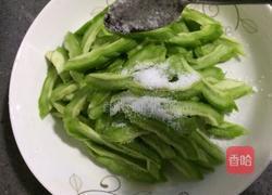 苦瓜炒鸡蛋的做法图解1