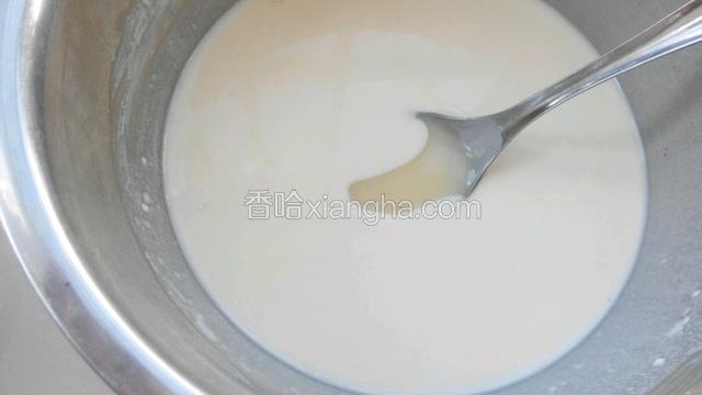 加入一勺炼乳搅拌均匀。