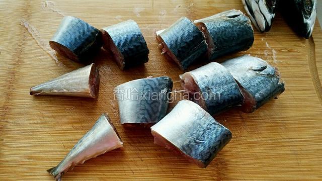 把鱼去掉内脏清洗干净，沥干水分切成小段。
