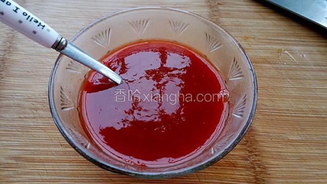 番茄酱中放三汤匙清水稀释一下，再放入糖和白醋搅拌均匀备用。