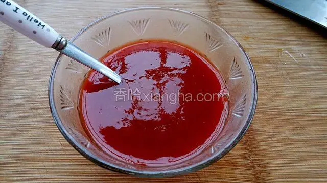 番茄酱中放三汤匙清水稀释一下，再放入糖和白醋搅拌均匀备用。