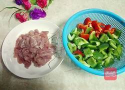 甜椒炒瘦肉的做法图解1