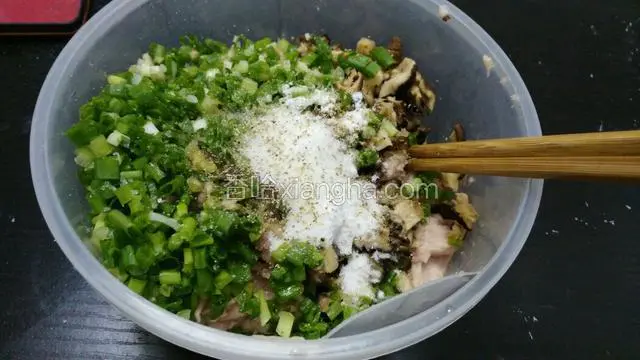 把所有馅料放一起   加入盐  蠔油  油  胡椒   老抽  生抽 生粉  调味