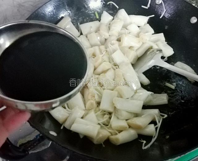 淋入酱汁炒2到3分钟