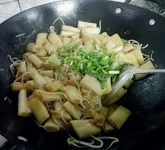 洒入葱花炒到熟了