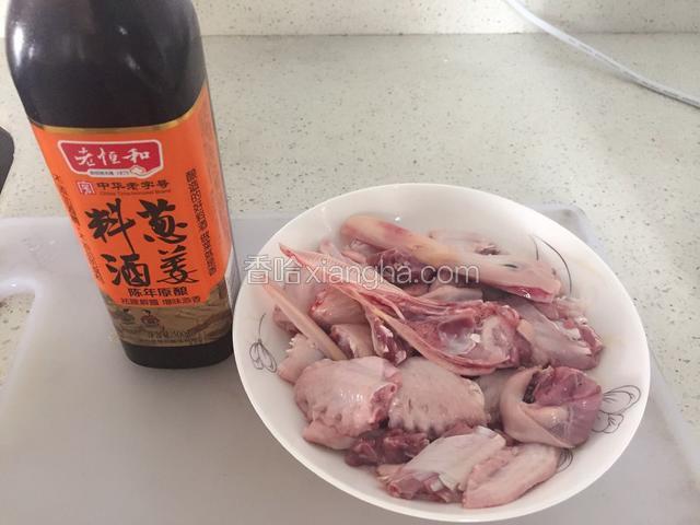 鸭肉洗净，切小块，用料酒腌制15分钟