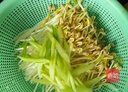 凉拌西芹绿豆芽的做法图解2