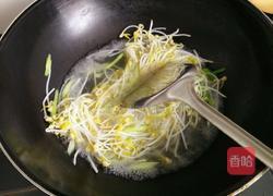凉拌西芹绿豆芽的做法图解3