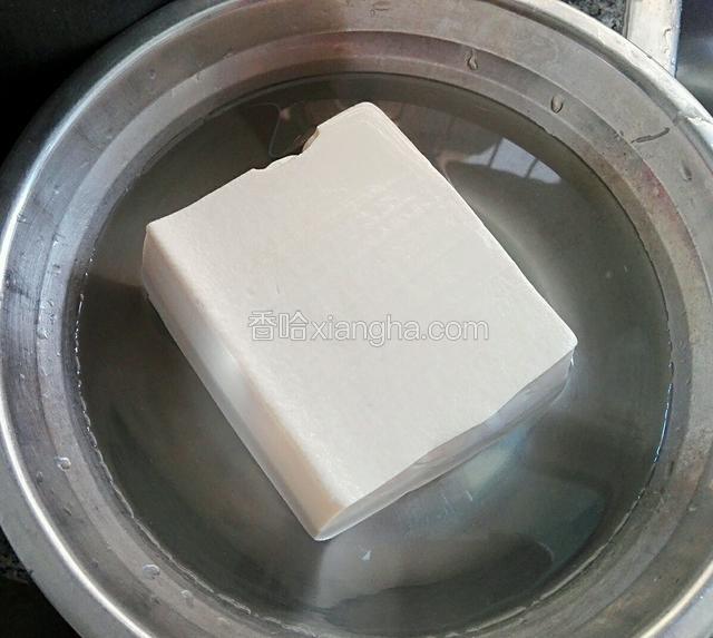 白豆腐一块拿水泡起来