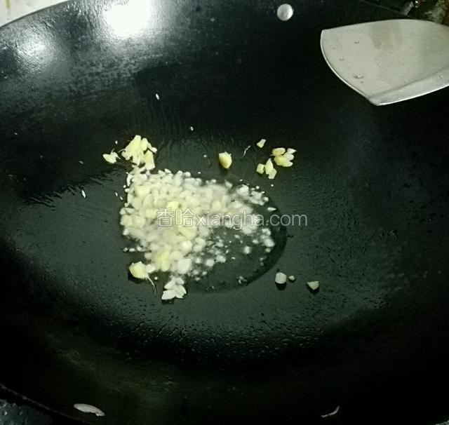 锅预热，入油油温7成热放入蒜，姜爆香