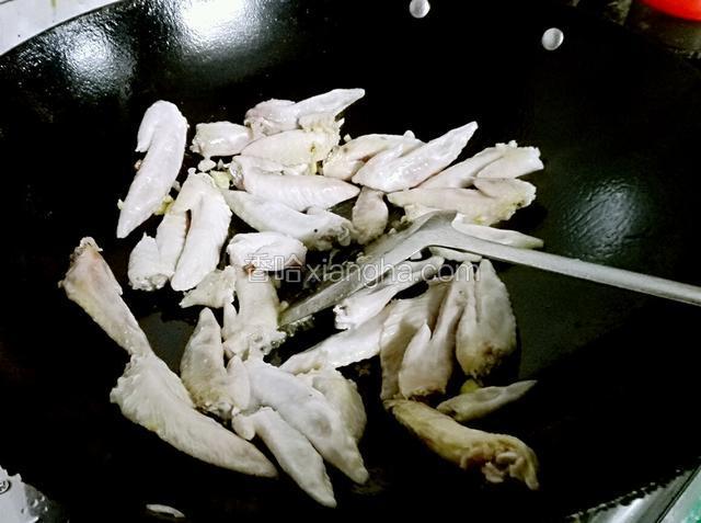 放入鸡尖煎两面微黄