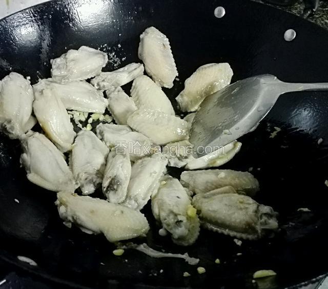 倒入中翅煎两面有点黄