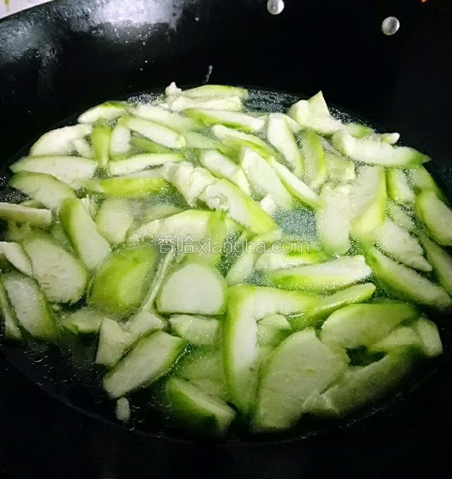 丝瓜，粉丝，瘦肉同时倒入，盖上盖子煮5分钟左右