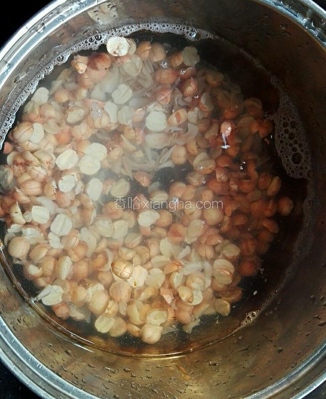 莲子，百合洗干净放入锅里，加入1水勺多水在煤气炉上大火煲开转小火煲1个半钟