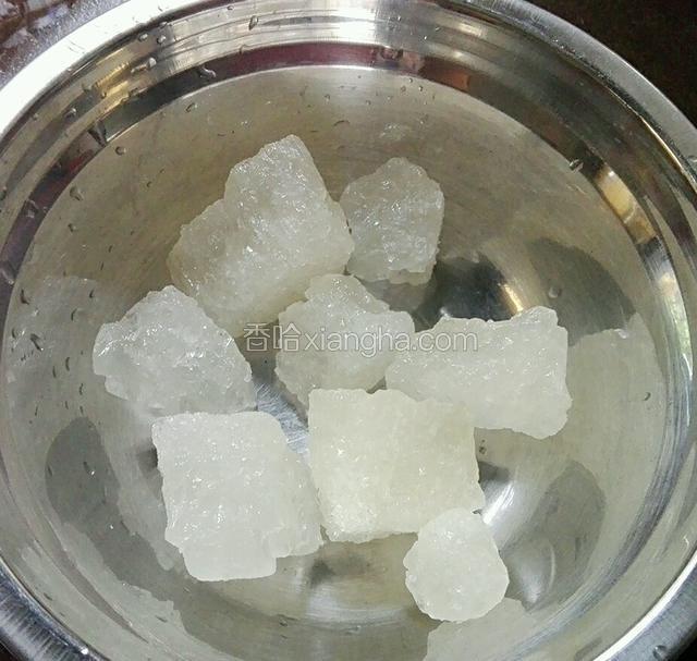 准备好冰糖洗一下