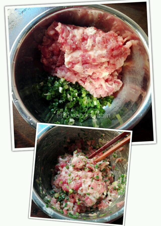 瘦肉，葱洗好剁碎，加入2勺料酒，2勺生抽，半勺盐，1小勺糊椒粉腌制一下