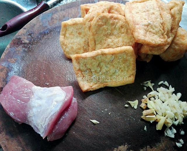 准备好材料如图所示，洗干净，蒜头，姜剁碎
