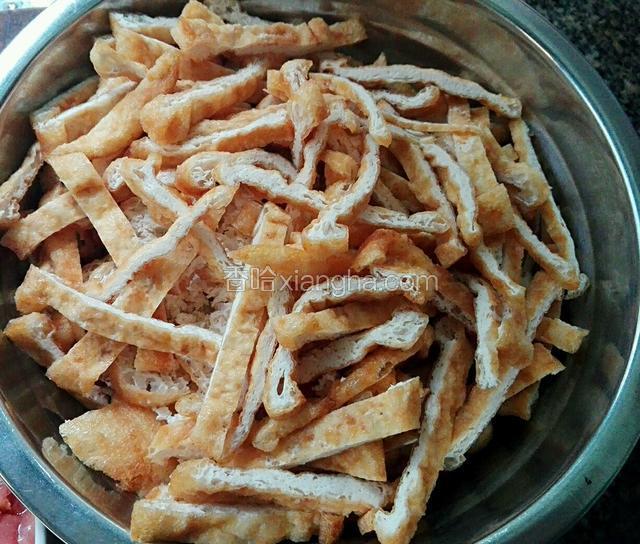 豆腐切丝摆盘子