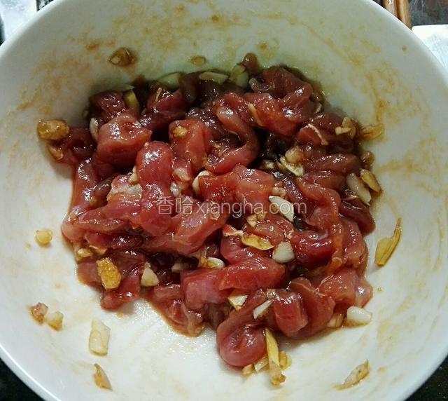 瘦肉切丝放入，生抽，蚝油，料酒，盐，油腌一下拌好