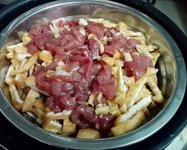 把肉放豆腐上面，加入适量水