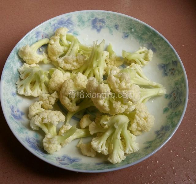 淡盐水浸泡过的花菜用清水洗多两遍，装盘备用。