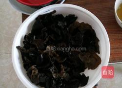 木耳炒肉的做法图解1