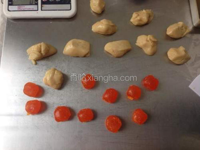 面皮馅料比例一般是2:8，新手可以用3:7。我用的100克的模具，所以，面皮取30克每份，内陷（连蛋黄）70克每份。全都分割称量好。