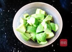 牛油果菌菇炒鸡胸肉的做法图解3