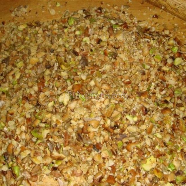 熟花生，熟杏仁，腰果，用擀面杖敲碎