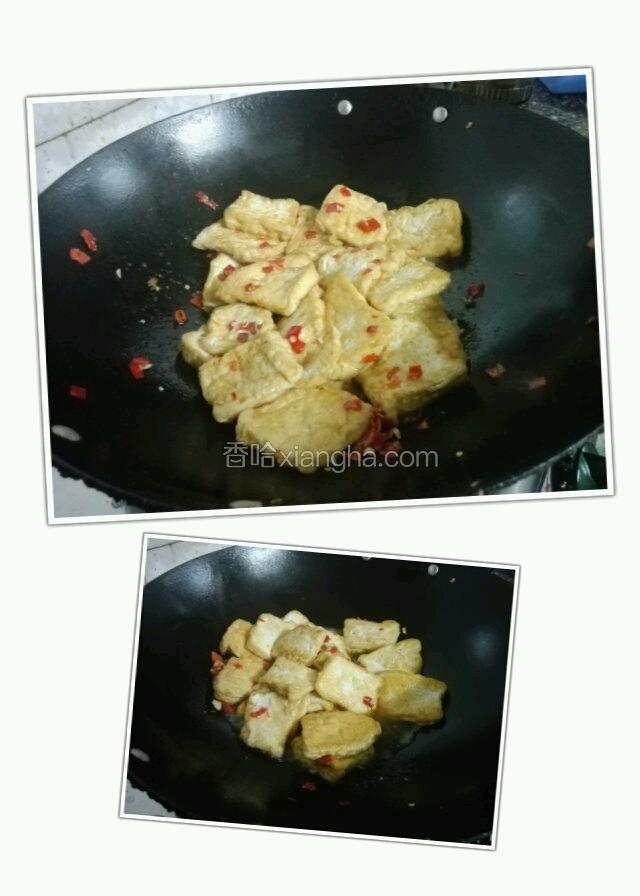 倒入豆腐炒一下，倒入适量水，1勺子盐焖到收汁