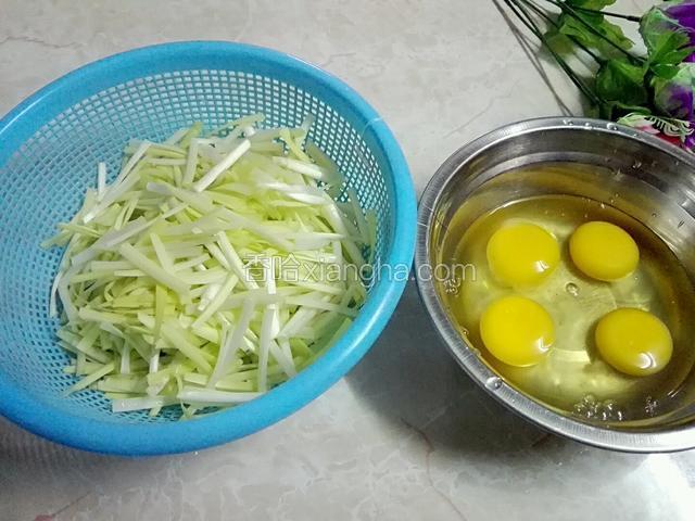 韭王切段，鸡蛋打入碗里