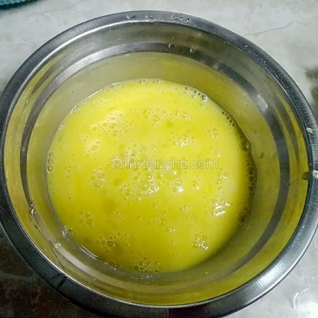 加入半勺盐调成鸡蛋液
