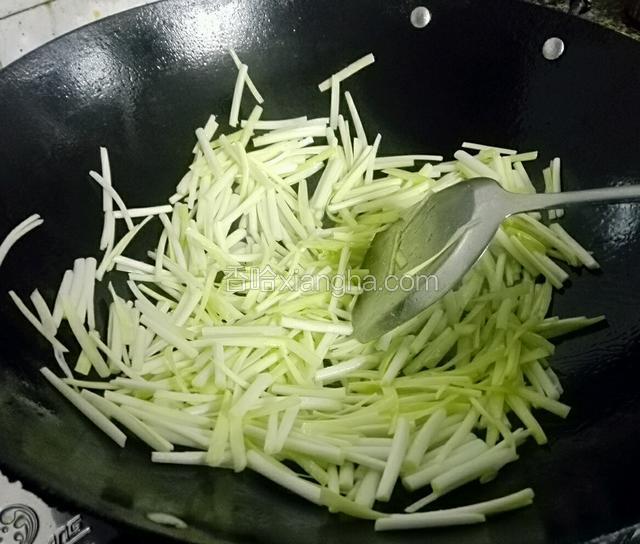锅预热入3勺花生油，油温热后倒入韭王炒变色