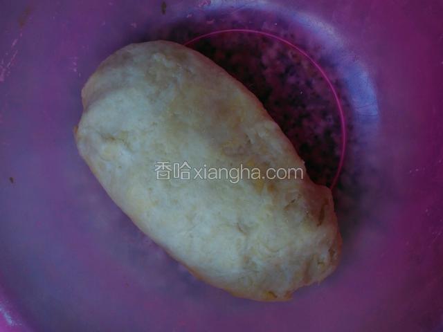 把面粉中加入酵母，调和油，牛奶，鸡蛋两个，和在一起醒发一个小时