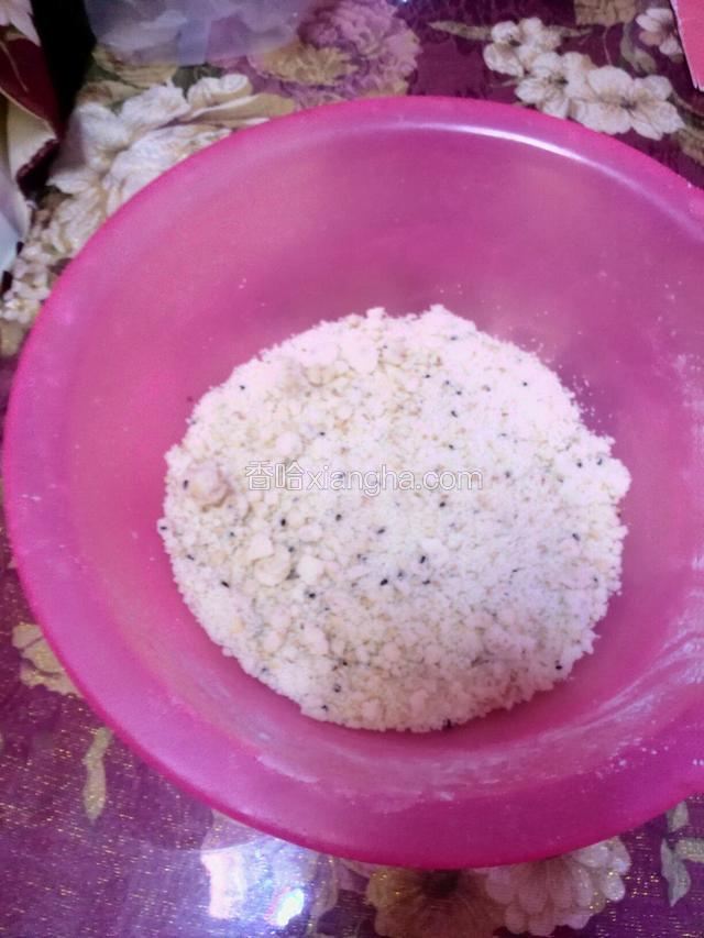把面粉，白糖，花生，芝麻，油，拌成油酥