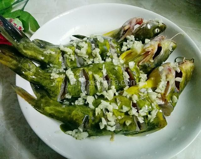 然后淋入3勺子料酒，3勺子油，把蒜蓉铺上面