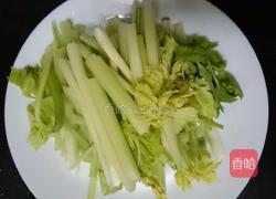 芹菜炒百合的做法图解1