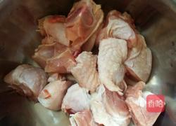 土豆烧鸡腿的做法图解1
