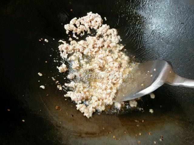 锅里开火烧热，倒入适量食用油小炸一下肉末，一两分钟即可！