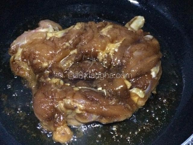 平底锅烧热后，淋少许油，放入腌制好的鸡腿开始煎制，火候不能大哦！