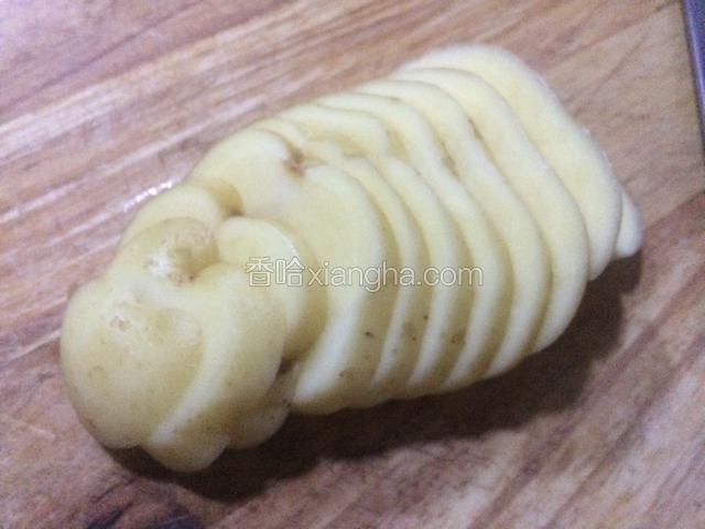 一个土豆，去皮后洗净，切成约0.5厘米的厚片，放清水里浸泡；