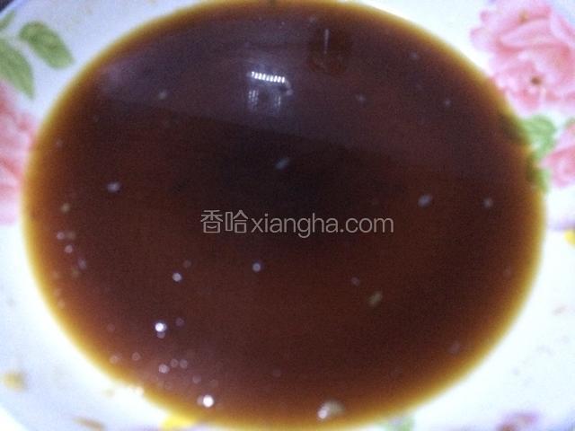 把煮料的材料集中在腌鸡腿的盘子里，调匀备用；
