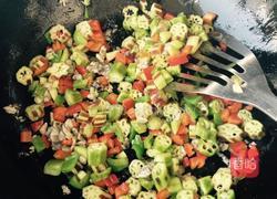 双椒秋葵炒鸡丁的做法图解3