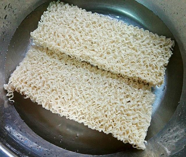 面放水里洗一下