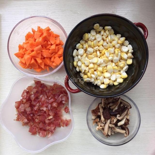 把食材洗净切丁。